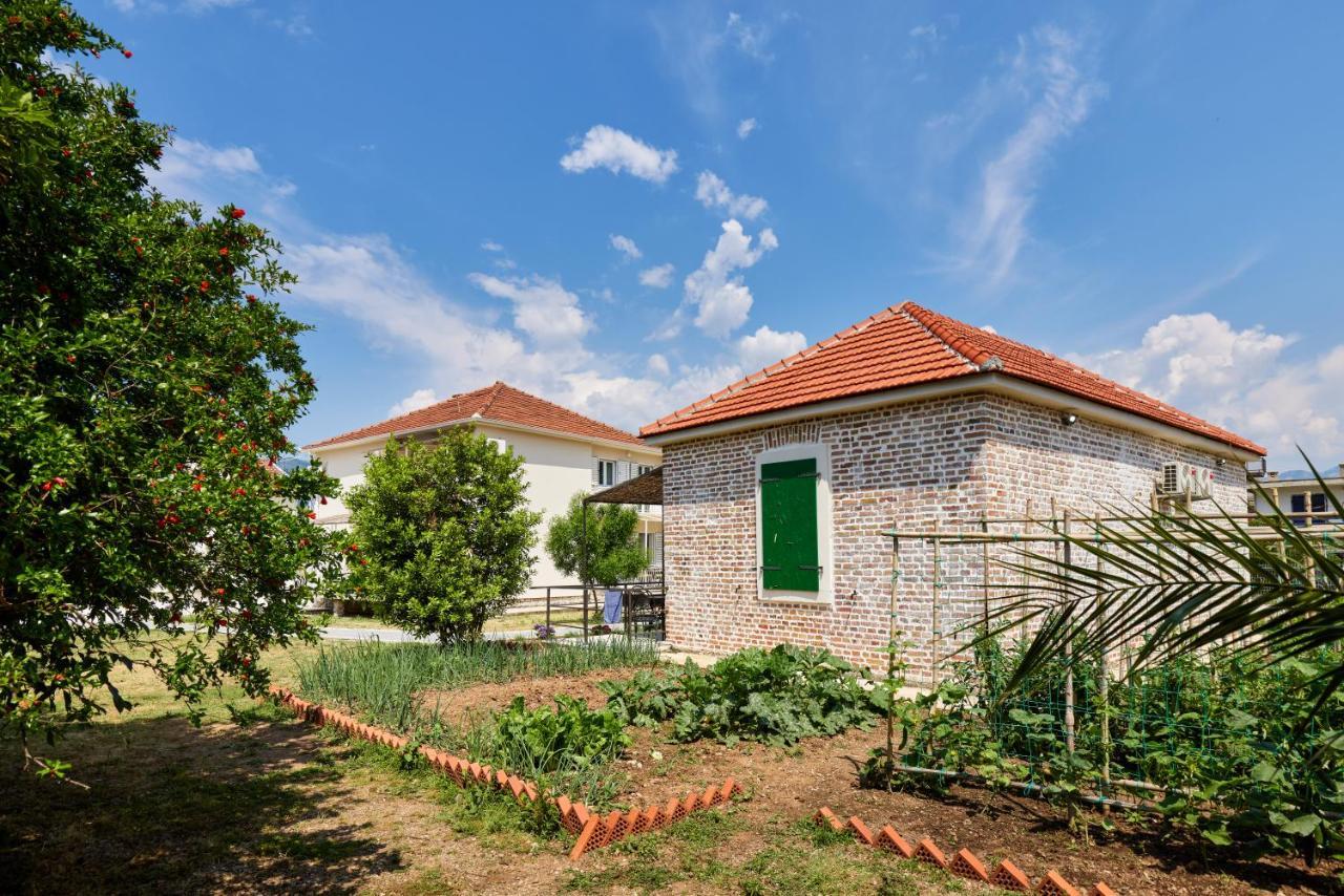 Villa Waikiki Beach House Tivat Exterior foto